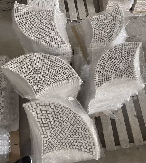 Tuile en forme d'éventail de mosaïque de marbre blanc de Carrare de pierres de nature dans la maille montée pour la décoration intérieure