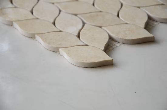 Commerce de gros en forme de feuille de carreaux de dosseret en pierre de mosaïque de marbre beige